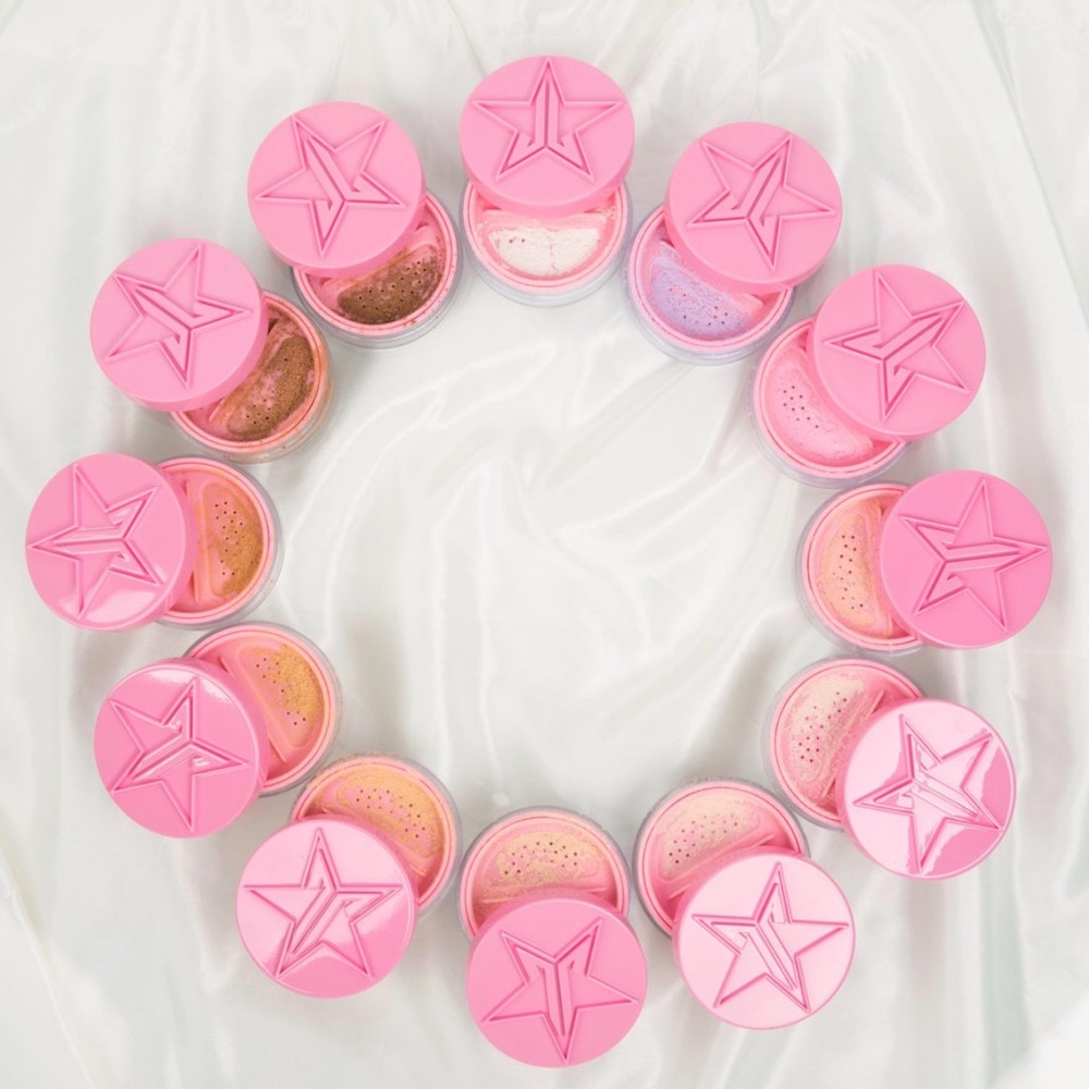 MAKE Offer🤓🖤
Jeffree Star Natural Setting Powder + concealer shade C12.5